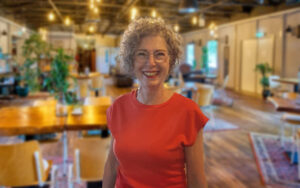 Vrolijke vrouw in oranje shirt